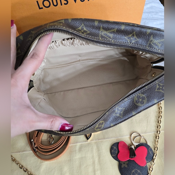 Louis Vuitton Monogram Crossbody Bag - Picture 11 of 16